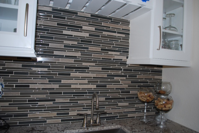 Kitchen Backsplash Using Glass Ceramic Tile